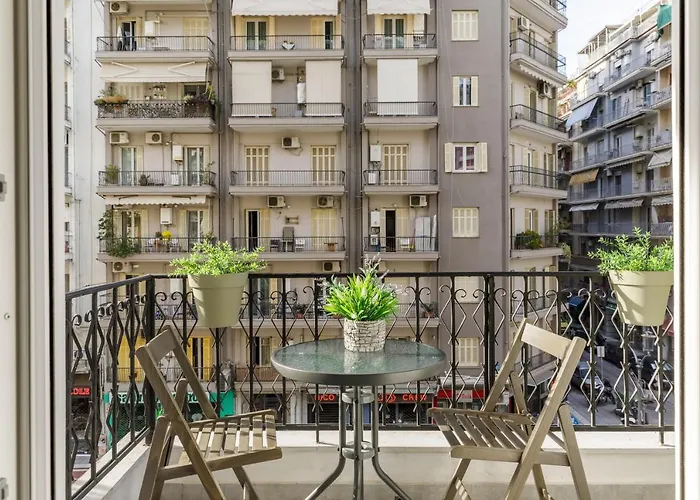 Nava In The Center With Private Parking Of Stayinthess Apartamento