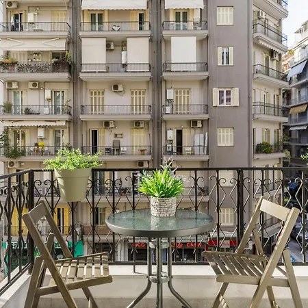 Nava In The Center With Private Parking Of Stayinthess Lejlighed
